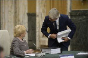Ministrul Finanţelor anunţă că susţine ideea unui număr mai mic de ministere: „Da, categoric da”