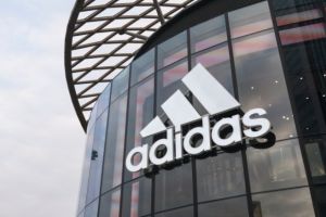 Adidas a rămas fără marca cu cele trei benzi paralele. Ce spune compania