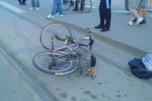 ACCIDENT rutier pe Bulevardul Încoronării din Alba Iulia. Un biciclist a intrat în coliziune cu un autobuz staţionat