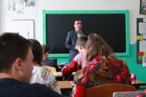 Profesorul din Botoşani care uneşte inimi. A făcut credit pentru a duce în excursie de Centenar un grup de copii
