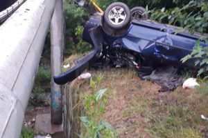 Maşină răsturnată sub un pod, după ce a lovit un panou publicitar şi o ţeavă de termoficare