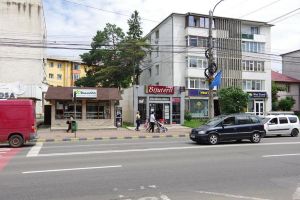 Trei indivizi, prinşi şi imobilizaţi după ce au spart un magazin de bijuterii din Suceava