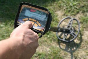 Detector de metale deţinut ILEGAL, confiscat de la un tânăr din Aiud