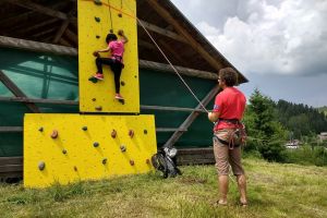 Salvamontiştii din Ciuc au iniţiat copiii din tabăra de la Jigodin Băi în escalada sportivă