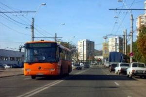 Baimarean ranit dupa ce a coborat dintr-un autobuz