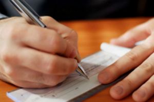 Atenţie, ţepar în Oradea! 24 de firme înşelate de un afacerist care a cumpărat piese auto de peste 540.000 lei cu file cec fără acoperire