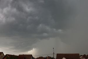 COD PORTOCALIU în mai multe localităţi din Bihor: Furtuni, vijelii şi grindină