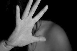 Fetiţă bătută în plină stradă de un individ în Ocna Sibiului – I-a furat şi telefonul