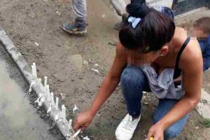 FOTO: Femeie din Roşia Montană, amendată de jandarmi cu 1.000 de lei, după ce şi-a manifestat „nemulţumirile” prin injurii aduse vecinilor şi lumânări aprinse pe calea ferată