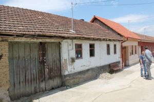Zeci de case dintr-un sat din Banat vor fi colorate. Peste 200 de voluntari se apucă de treabă