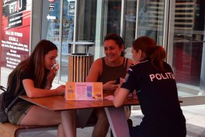 Poliţiştii, altfel: Agenţii de prevenire ai IPJ Bihor au discutat cu orădenii la îngheţată şi cafea (FOTO / VIDEO)