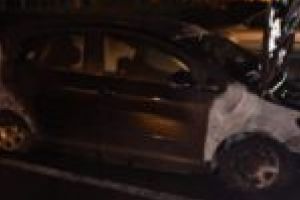 Piromanul de la miezul nopţii? Trei maşini incendiate într-un cartier din Lugoj