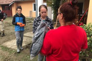 Harghitenii afectaţi de inundaţii au nevoie de donaţii. Voluntarii de la Crucea Roşie filiala Harghita fac apel la populaţie