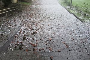 ATENȚIE. Cod portocaliu de furtuni şi grindină în mai multe localităţi din judeţ