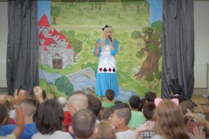 Spectacole, veselie si dulciuri:  Surprize de neuitat, oferite de Rompetrol Rafinare copiilor din mediul rural