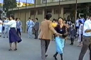 VIDEO: Imagini inedite de la un banchet organizat la un liceu din Alba, în iunie 1989. Cum se distrau liceenii în timpul regimului comunist