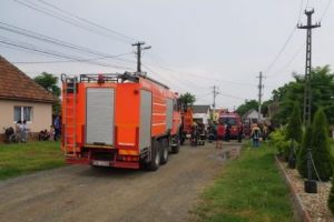 Incendiu devastator la Arad. O fetiţă de 2 ani  se zbate între viaţă şi moarte