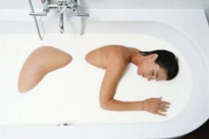 Un român îşi petrece, în medie, 535 de zile din viaţă în baie