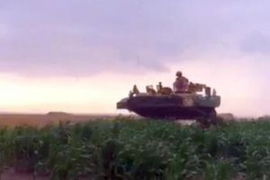 Video| Aşteptaţi ani de zile de bunicii şi taţii noştri, în sfârşit, au venit americanii. La un exerciţiu NATO la Feteşti au greşit coordonatele şi au intrat în lanurile de porumb, floarea soarelui şi grâu