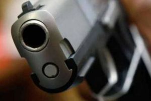 S-a ales cu dosar penal după ce a uitat să predea arma