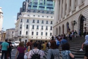 Reţelele sociale au coborât în stradă. Banca Naţională şi Ateneul invadate de călătorii digitali