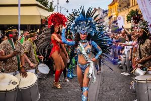 Invitaţie irezistibilă pentru vineri la FITS – Păpuşi uriaşe, carnaval şi circ în Sibiu