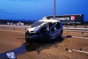 FOTO. Accident MORTAL pe autostrada A1: Doi copii sunt în comă şi două persoane au DECEDAT. Șoferul vinovat a fugit de la faţa locului
