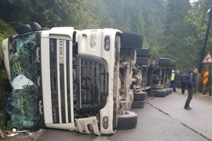 Camion încărcat cu saci de cărbune, răsturnat la intrare în Corbu