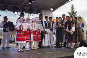 Foto- Zeci de copii instituţionalizaţi