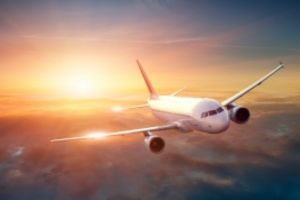 Aeronavă defectă - Zeci de turişti, blocaţi pe aeroport