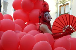 FOTO: A şaptea zi a FITS a adus o insulă cu apă în Piaţa Mică şi invazia Roşului pe Nicolae Bălcescu!