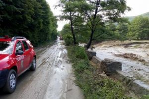 Patru localităţi afectate de inundaţii, azi-noapte, în Prahova. Un drum judeţean este blocat şi peste 1.000 de consumatori nu au energie electrică