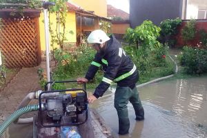 Pagube după furtună: Curţi şi beciuri inundate şi maşini distruse de copaci căzuţi peste ele, inclusiv în Oradea (FOTO / VIDEO)