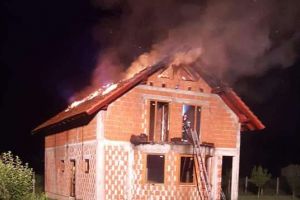 FOTO. Casă lovită de fulger în judeţul Satu Mare. Intervenţie în forţă