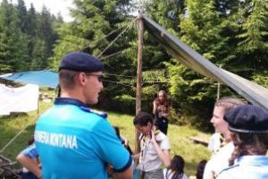 Peste 20 de copii sunt instruiti de catre jandarmi cum sa acorde primul ajutor si cum sa alarmeze echipele de salvare in caz de nevoie