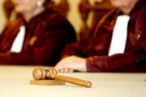 Încadrarea juridică a unei infracţiuni trebuie făcută înaintea judecăţii. Decizie CCR