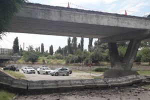 Balustrada unui pod din Buzău s-a prăbuşit pe şosea!