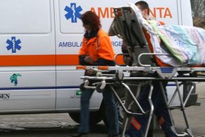 Accident rutier în judeţ. O maşină a fost proiectată într-un copac