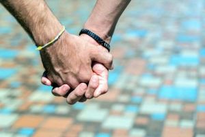 Șapte cupluri de homosexuali din România cer la CEDO recunoaşterea legală a familiilor lor