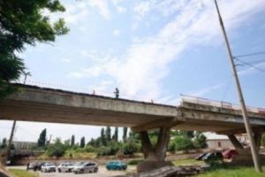 Atenţie, cad podurile! Două s-au prăbuşit, altul stă să cadă | VIDEO