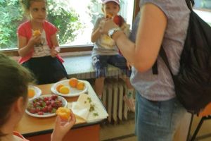 Circa 400 de kg de fructe proaspete, servite copiilor care au vizitat expoziţia de benzi ...