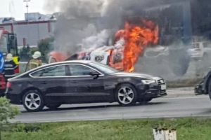 Maşină cuprinsă de flăcări, în sensul giratoriu de la Dedeman Oradea: Autoutilitara unei firme de curierat a ars complet (FOTO)