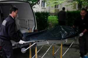 Un tânăr de 21 de ani a murit electrocutat încercând să repare o priză într-o locuinţă insalubră