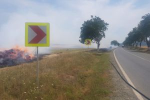Alerta la ISU Delta. O remorca incarcata cu baloti din paie a fost cuprinsa de flacari la iesire din Babadag (galerie foto)