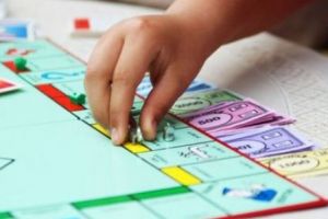Monopoly: Ultima versiune înlocuieşte bancherul cu un asistent vocal