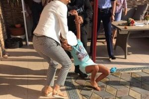 Imagini revoltătoare! Fetiţă de 9 ani, luată din casă cu mascaţii. Cazul halucinant care a stârnit furia a mii de români