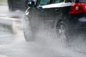 Codul galben de ploi afectează traficul – Poliţiştii sibieni le recomandă şoferilor să conducă prudent