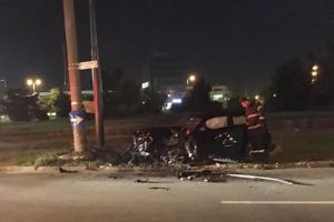 Un şofer beat s-a oprit cu BMW-ul într-un stâlp din sensul de la AEM