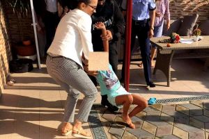 VIDEO Imagini dramatice! Fetiţă luată cu forţa de lângă familia de asistenţi maternali, pentru a fi dată spre adopţie unor americani 