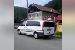 Fetiţă smulsă cu forţa de autorităţi şi mascaţi pentru a fi dată spre adopţie